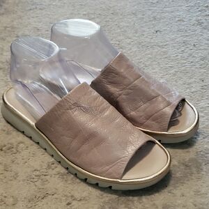 THE FLEXX Cream And Gold "SHORE THING" Sandals with Cushioned Footbed SZ 9